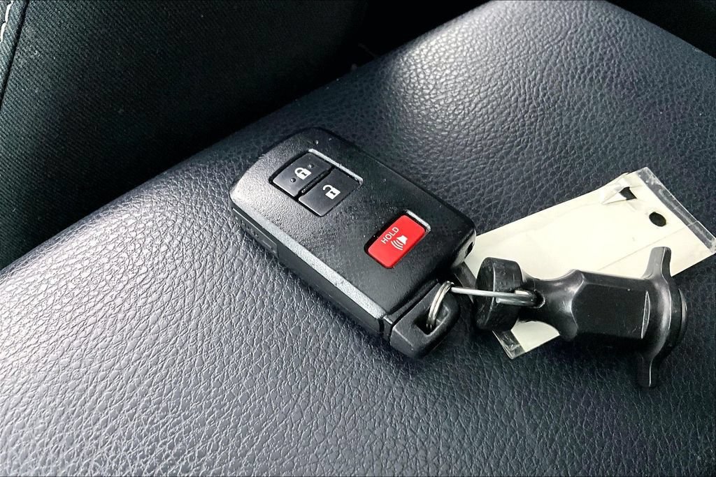 Used 2017 Toyota RAV4 XLE AWD/4WD image 12