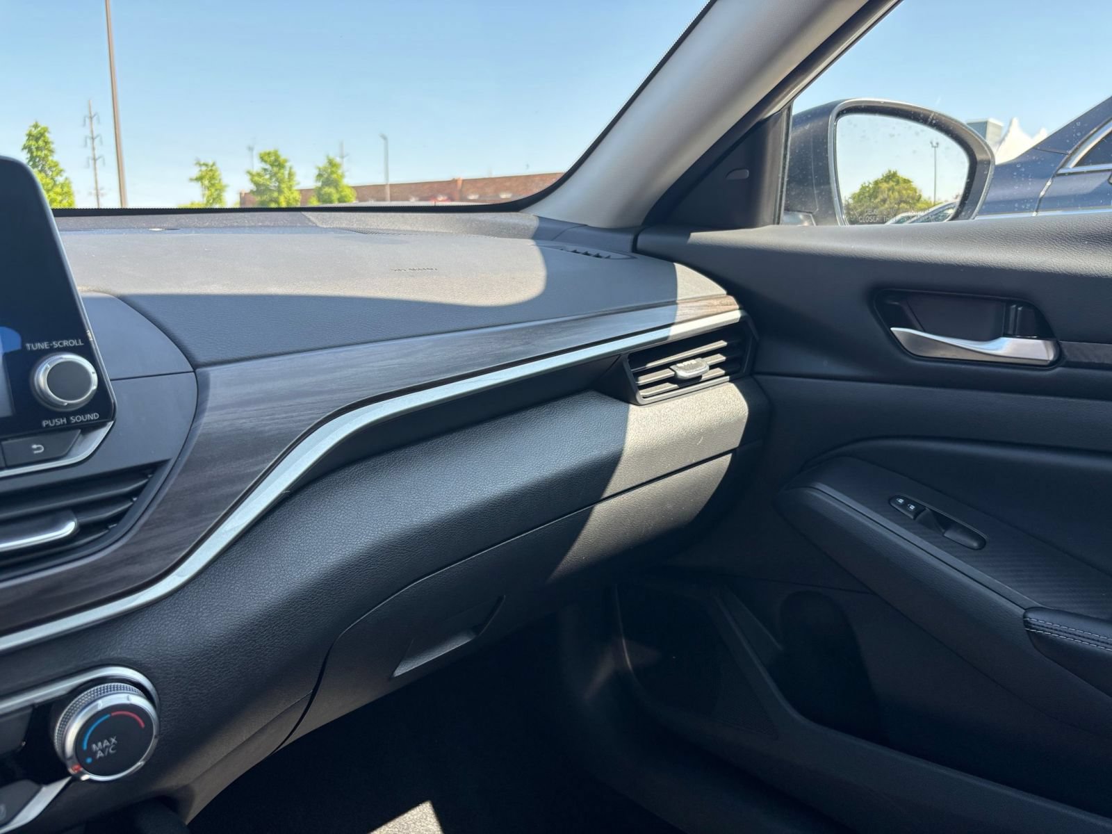 Used 2025 Nissan Altima 2.5 SV FWD image 30