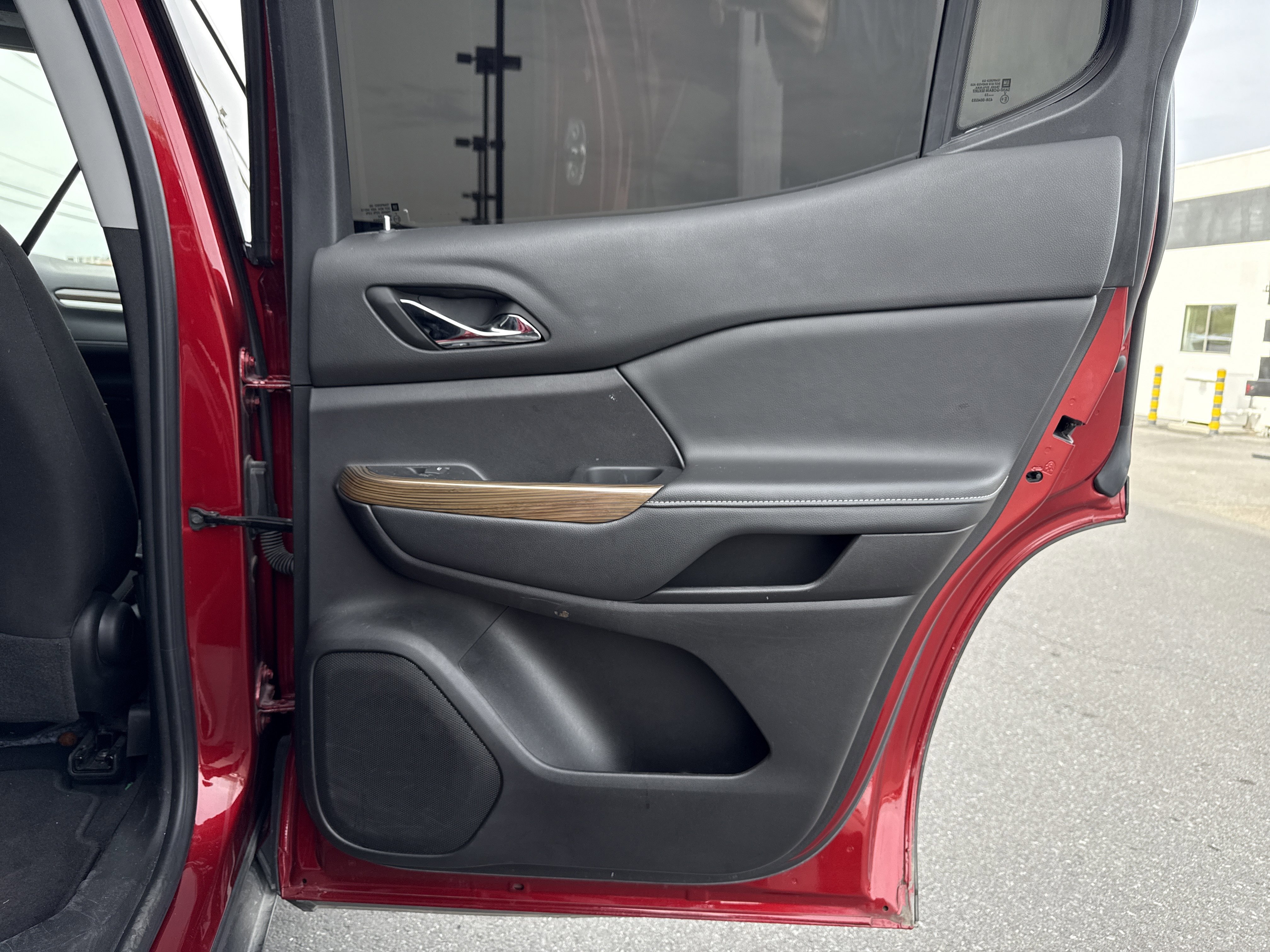 Used 2023 GMC Acadia SLE image 28