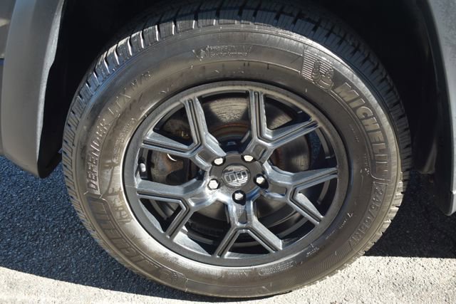 Used 2018 Jeep Cherokee Trailhawk w/ Cold Weather Group AWD/4WD image 46
