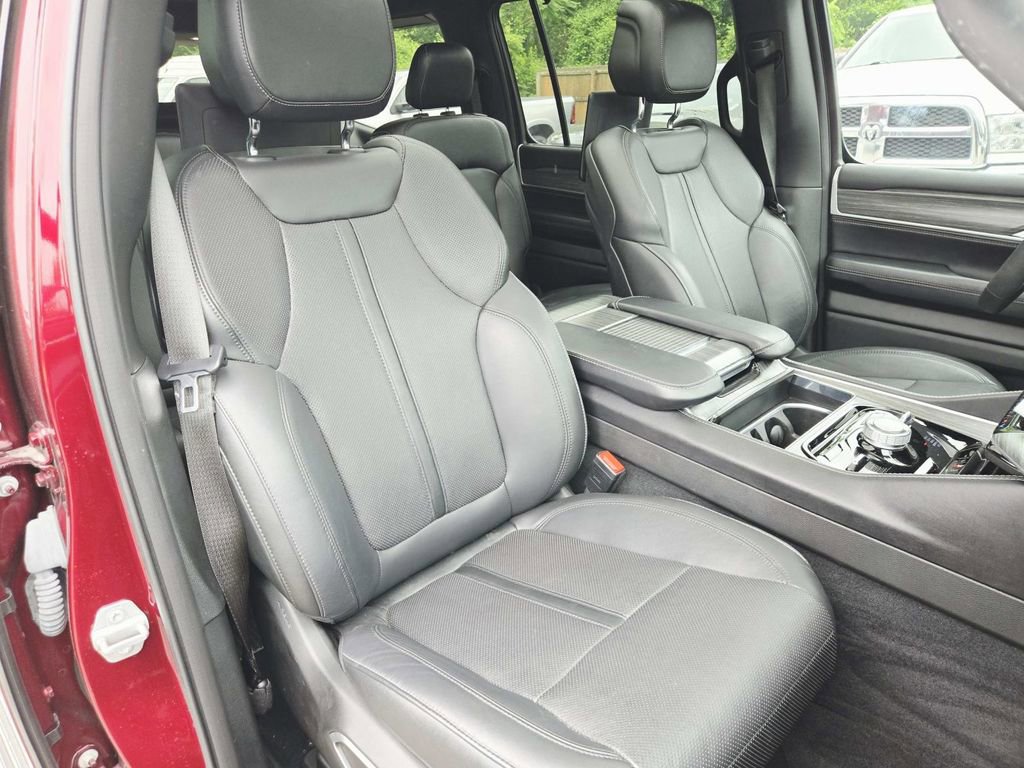 Used 2023 Jeep Wagoneer Series III w/ Premium Group I AWD/4WD image 20