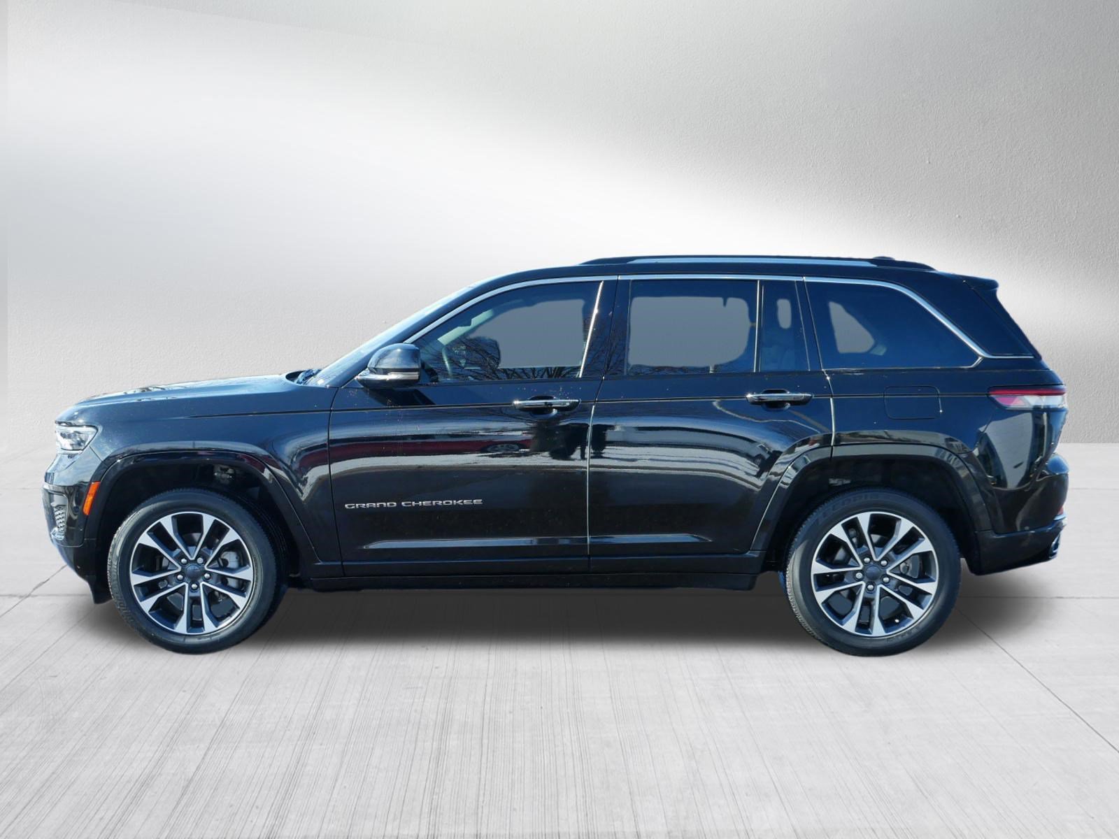 Used 2022 Jeep Grand Cherokee Overland w/ Luxury Tech Group IV AWD/4WD image 4
