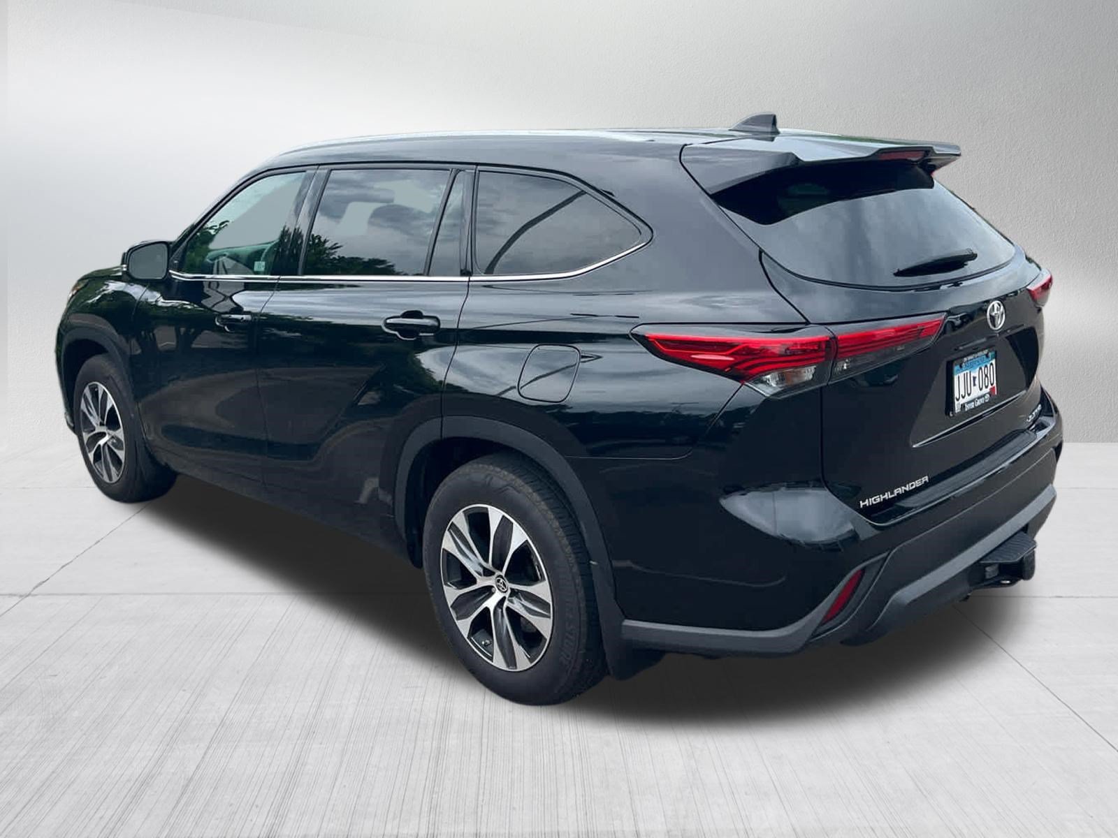 Used 2022 Toyota Highlander XLE AWD/4WD image 4