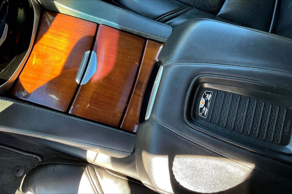 Used 2019 Cadillac Escalade ESV Premium Luxury RWD image 18