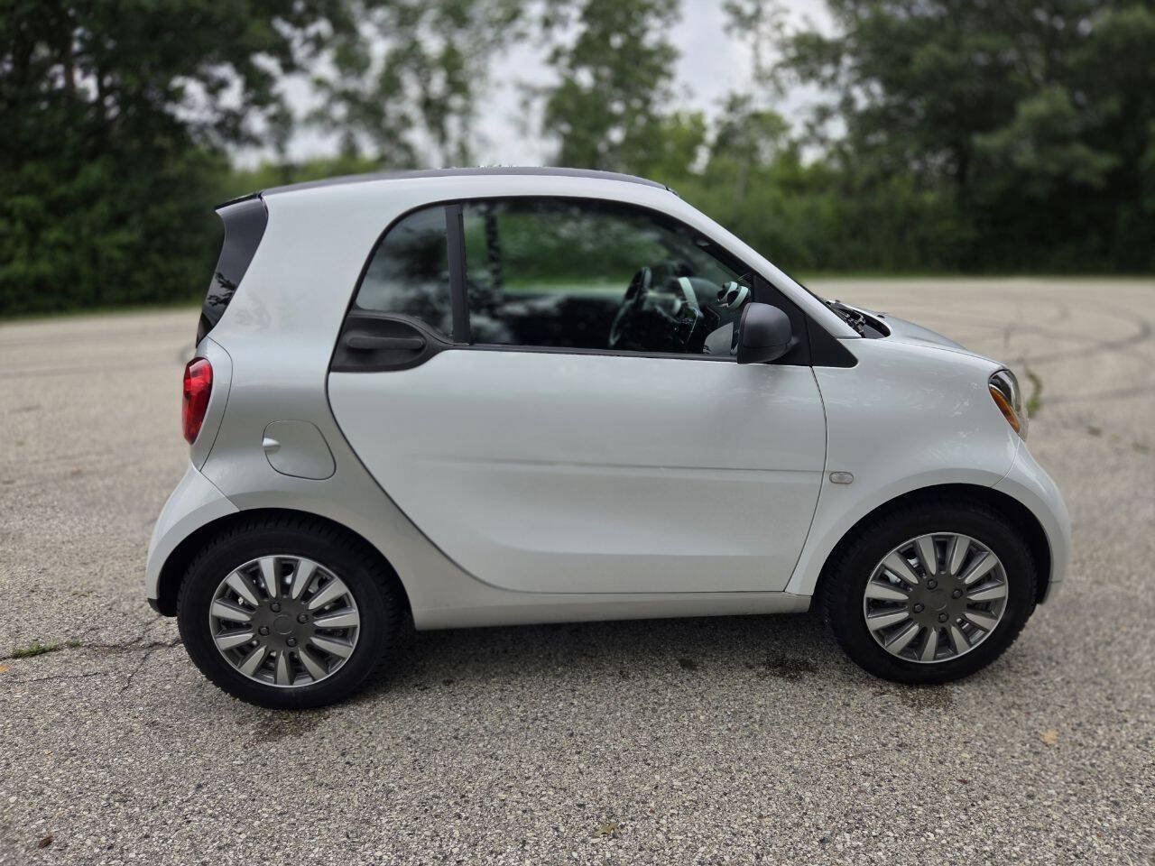 Used 2016 smart fortwo passion RWD image 7