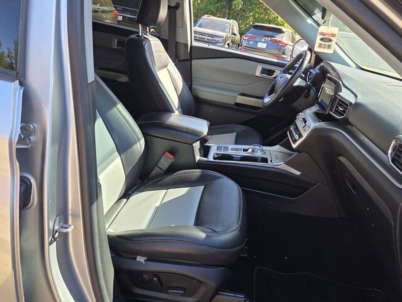 Used 2022 Ford Explorer XLT w/ Equipment Group 202A RWD image 17