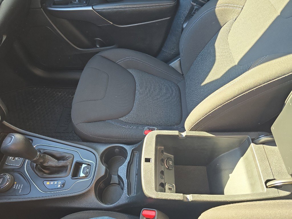 Used 2019 Jeep Cherokee Latitude w/ Cold Weather Group image 26