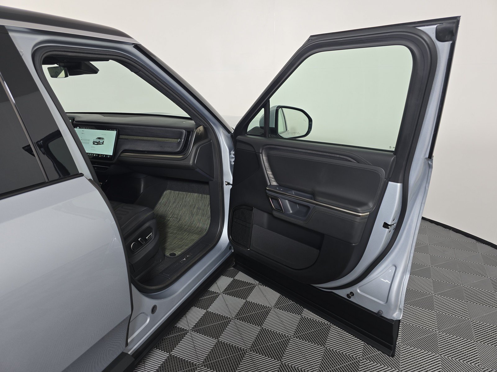 Used 2024 Rivian R1S Adventure AWD/4WD image 18