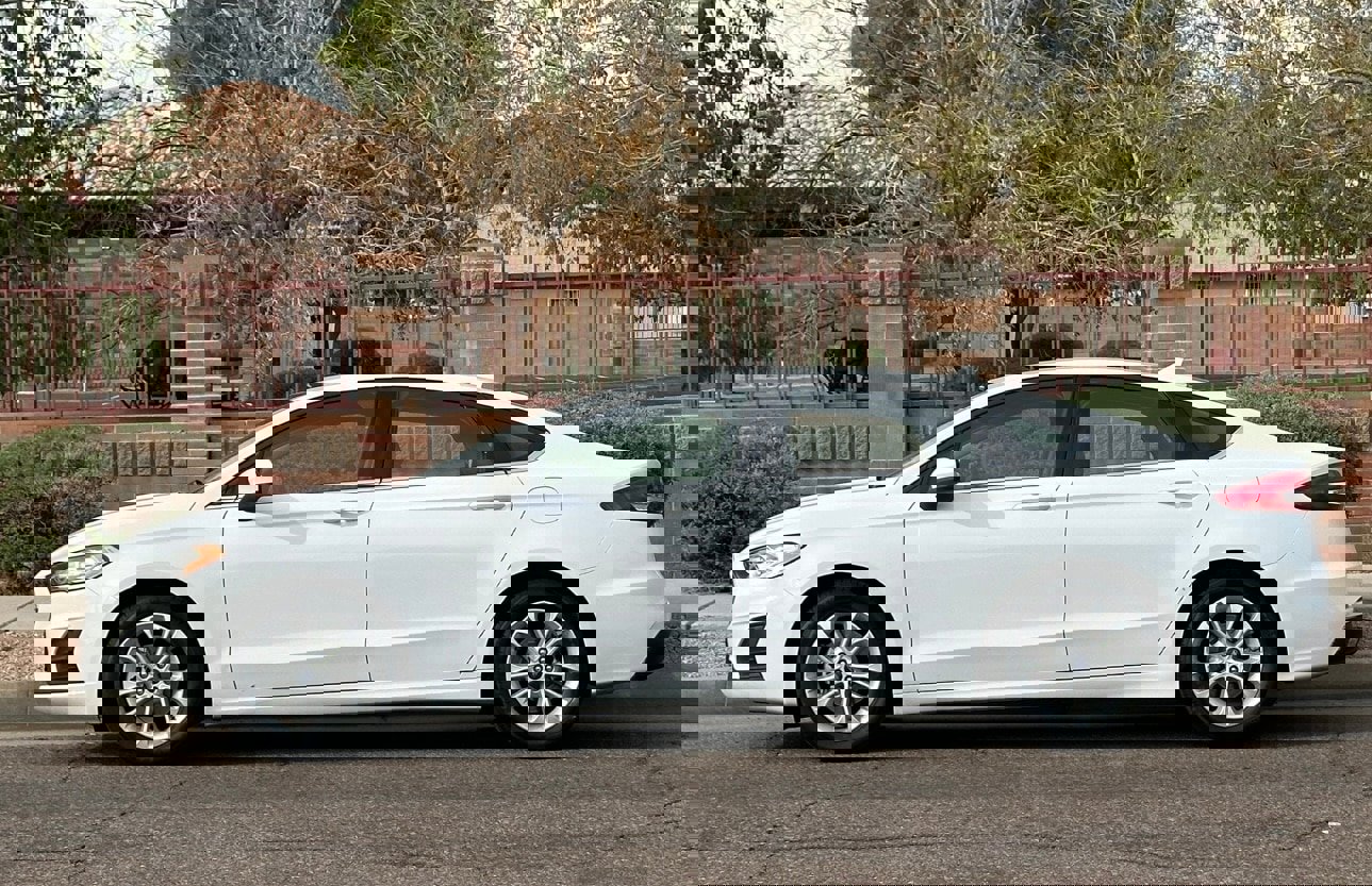 Used 2020 Ford Fusion SE image 2