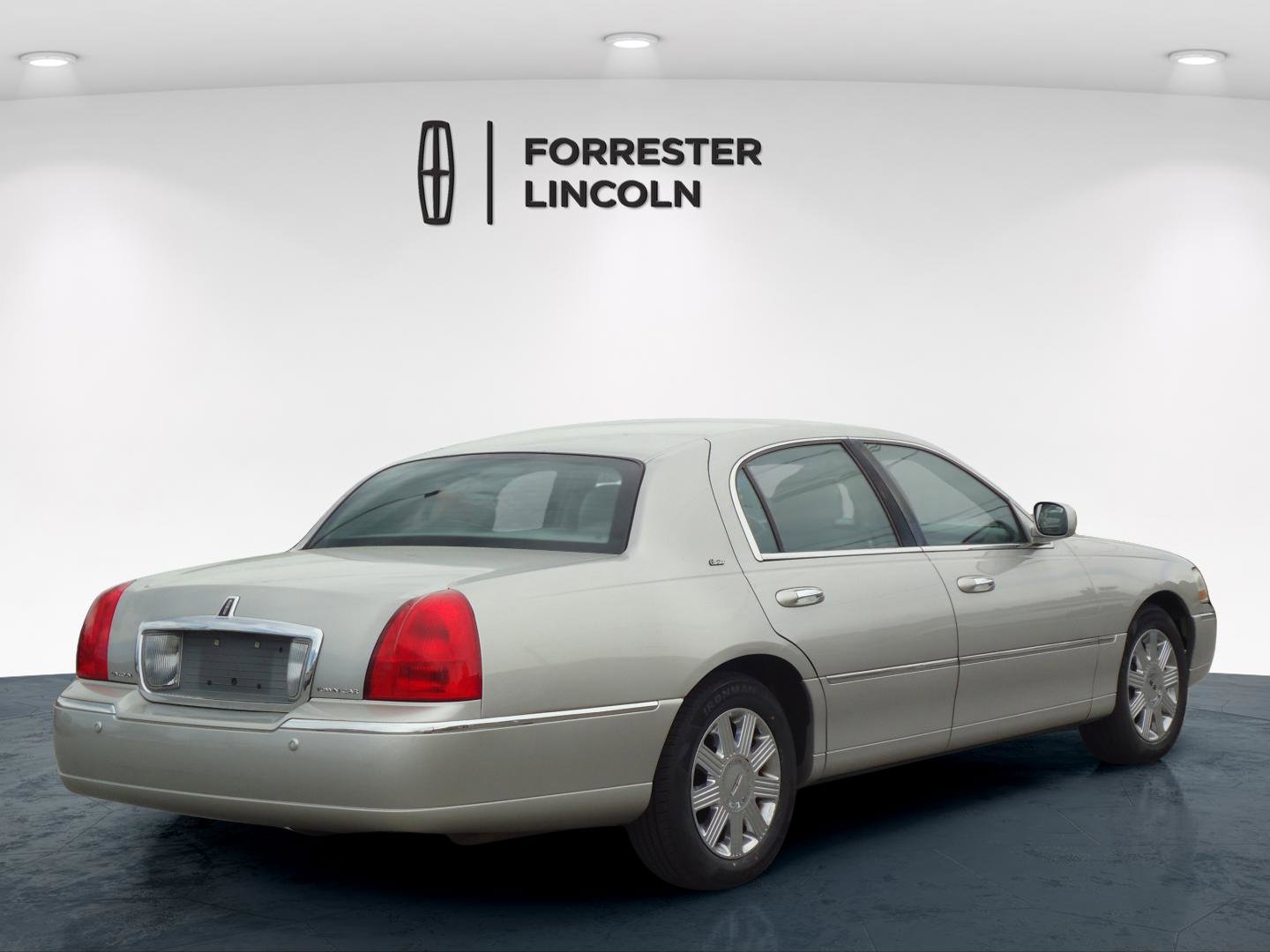 Used 2003 Lincoln Town Car Cartier image 3