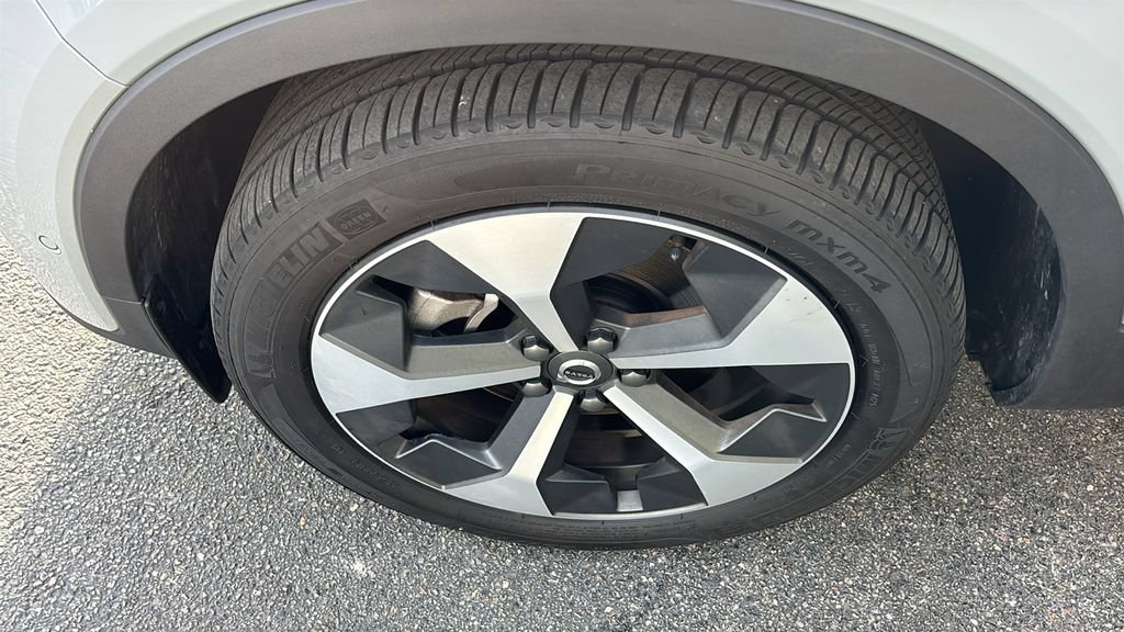 Certified 2025 Volvo XC40 B5 Plus AWD/4WD image 33