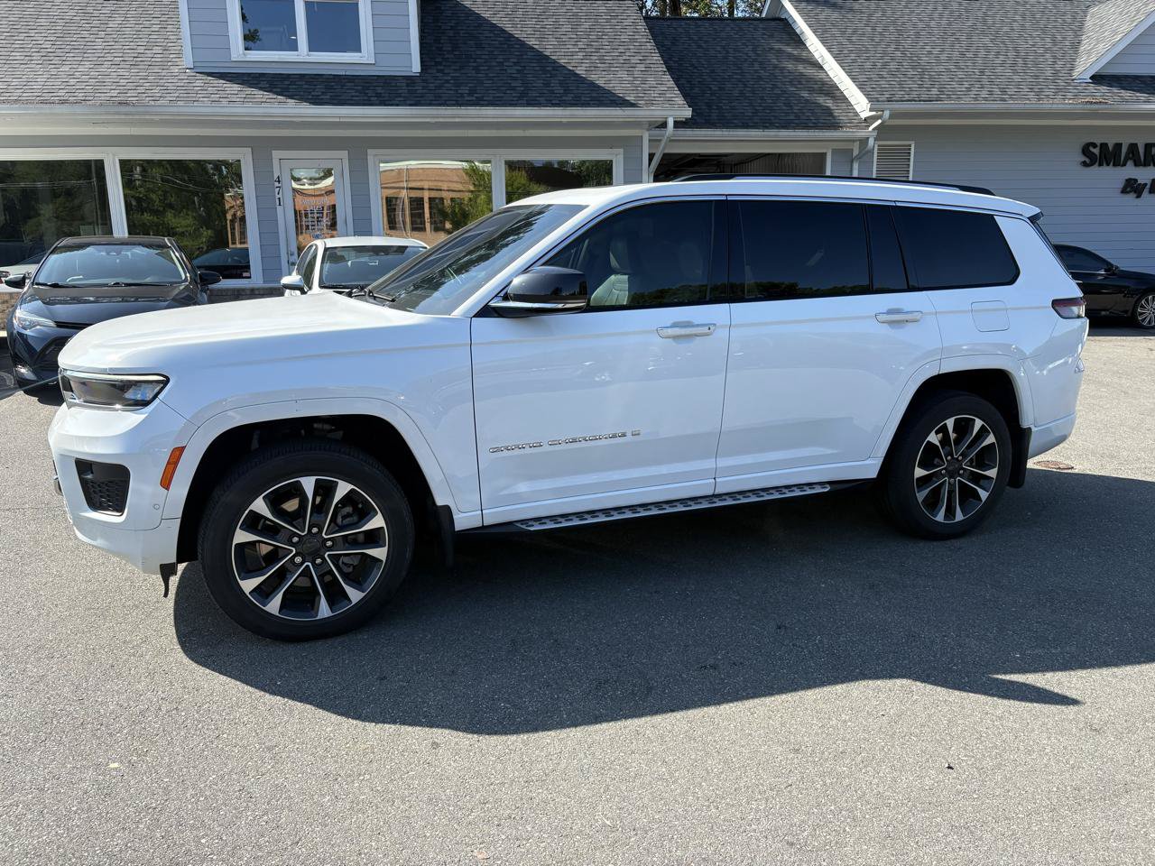 Used 2021 Jeep Grand Cherokee L Overland w/ Luxury Tech Group IV AWD/4WD image 2