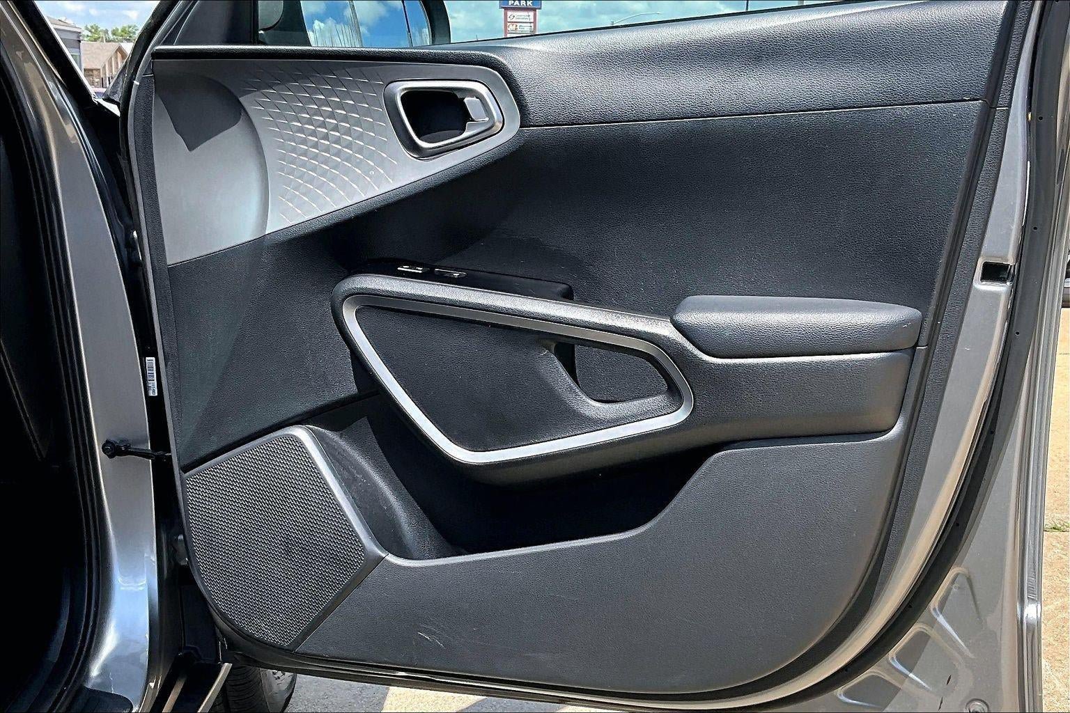 Used 2025 Kia Soul LX w/ LX Technology Package FWD image 28