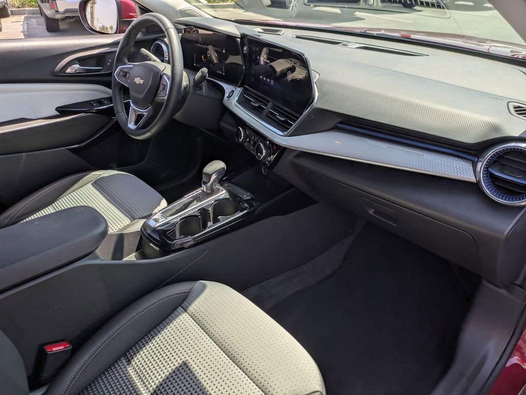 Used 2025 Chevrolet Trax LT w/ LT Convenience Package image 31