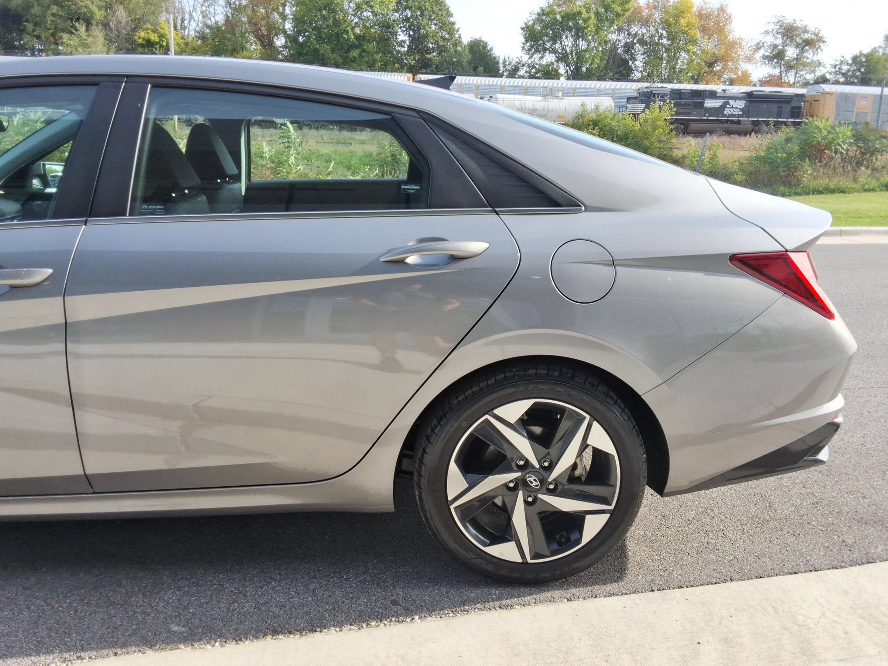 Used 2023 Hyundai Elantra Limited FWD image 10