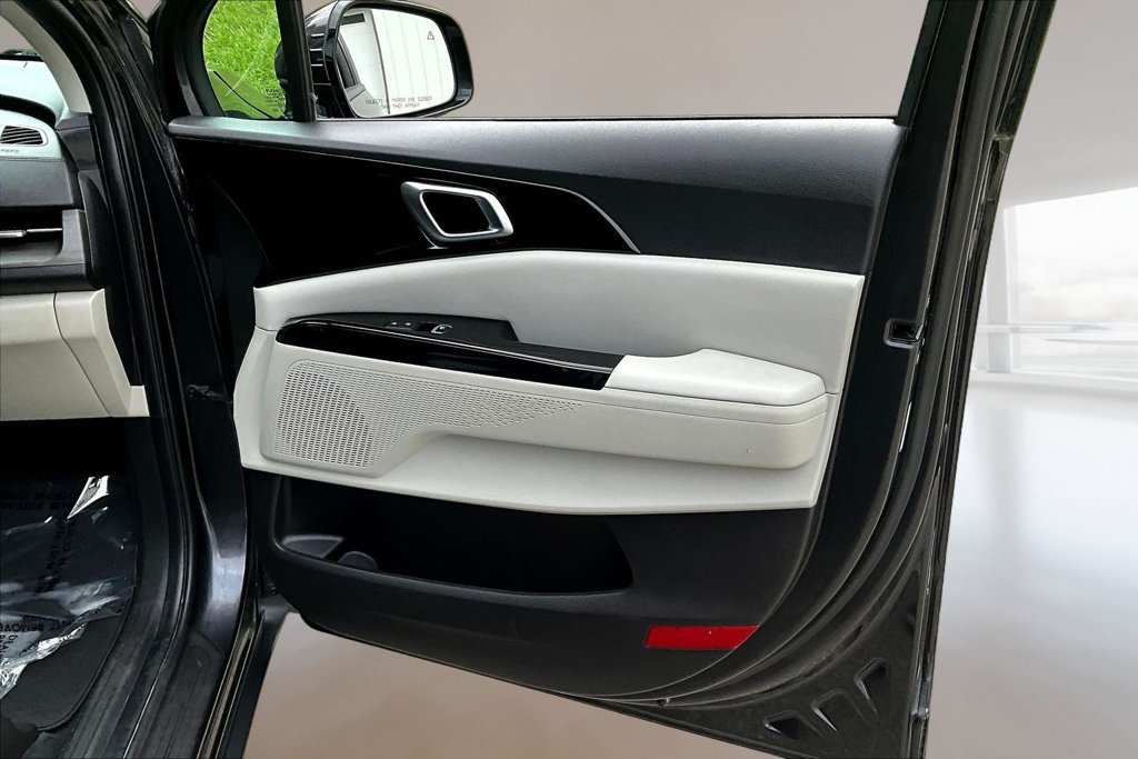 Used 2022 Kia Carnival EX FWD image 25