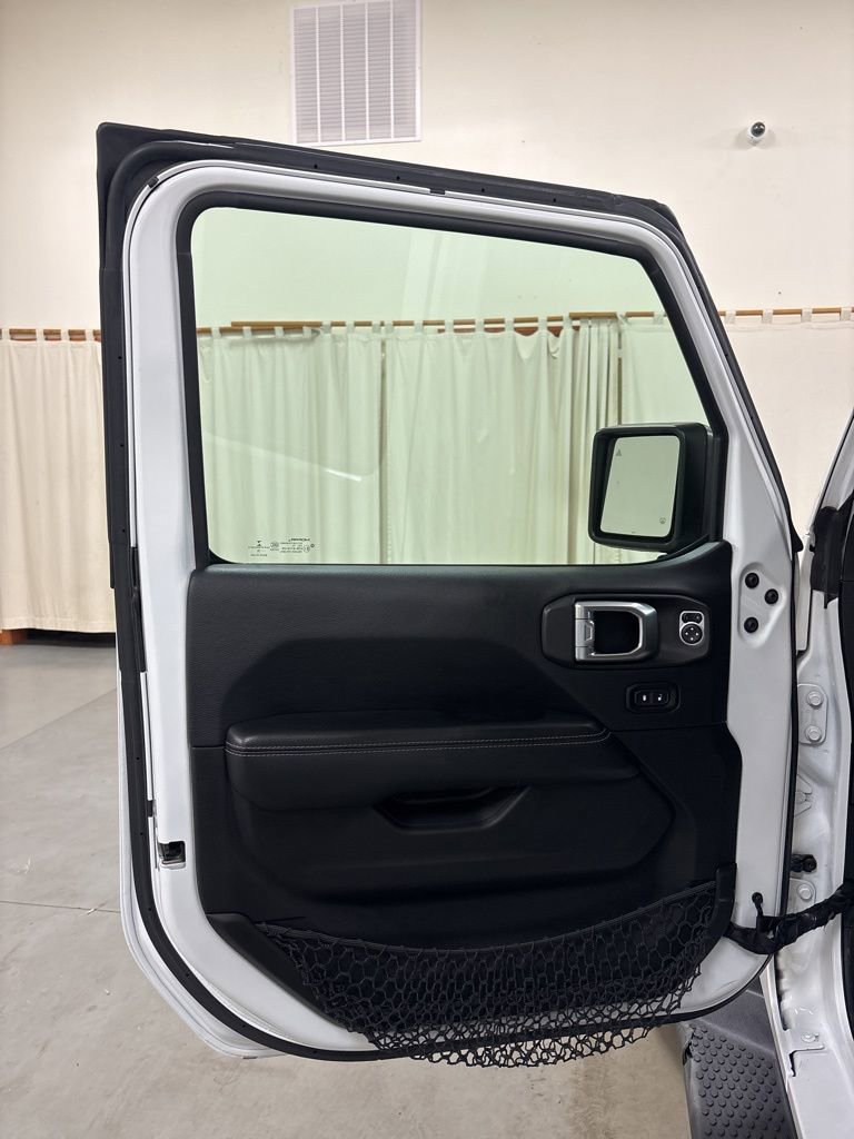 Used 2018 Jeep Wrangler Unlimited Sahara image 17