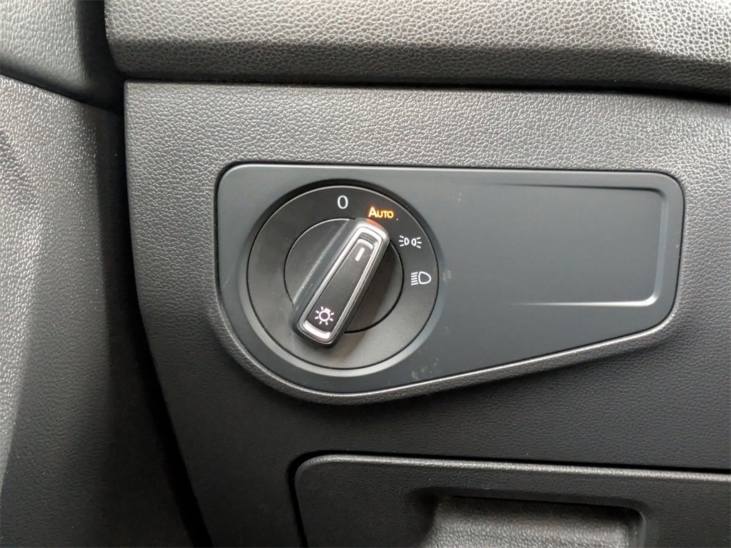 Used 2022 Volkswagen Tiguan SE R-Line image 18