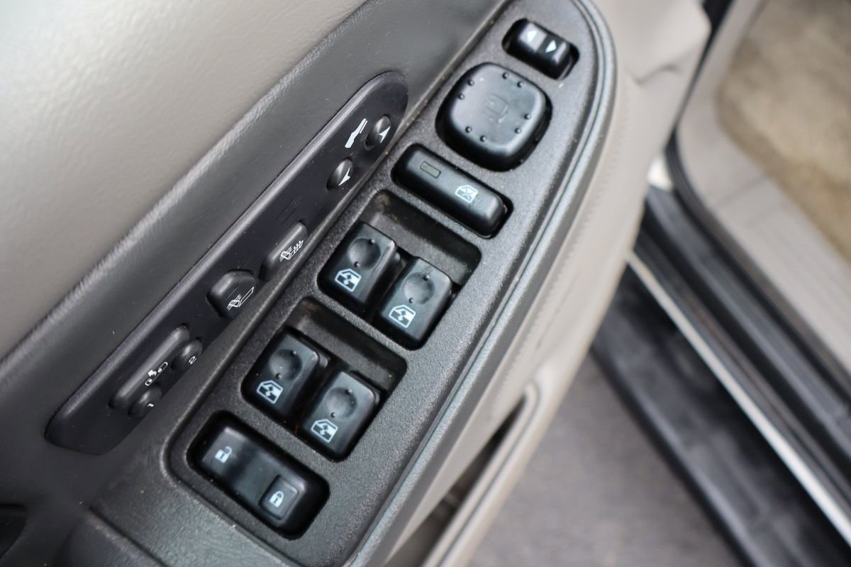 Used 2003 Chevrolet Suburban 2500 LT w/ LT Preferred Equipment Group image 31