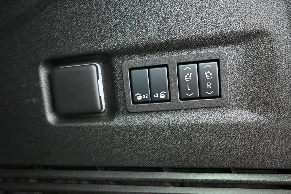 Used 2025 GMC Yukon XL Denali AWD/4WD image 28