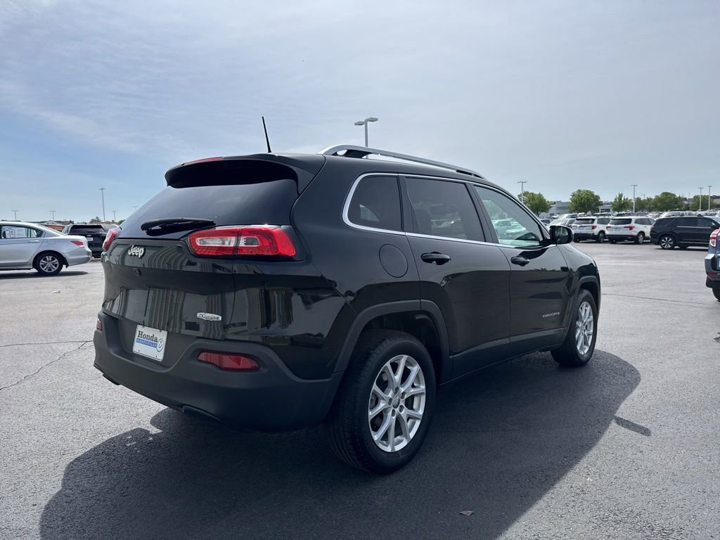 Used 2017 Jeep Cherokee Latitude w/ Cold Weather Group FWD image 7