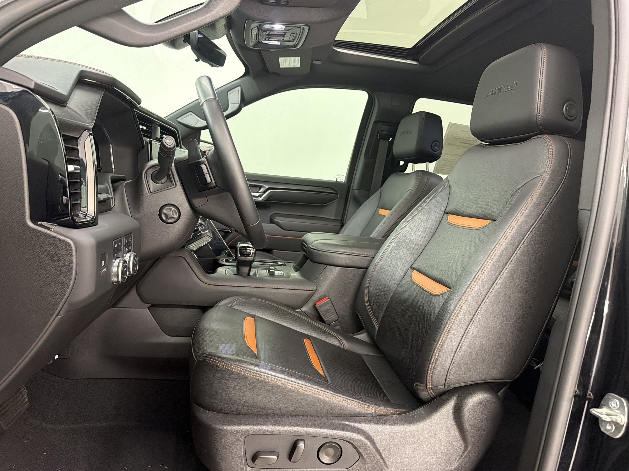 Used 2024 GMC Sierra 1500 AT4 w/ Technology Package AWD/4WD image 5