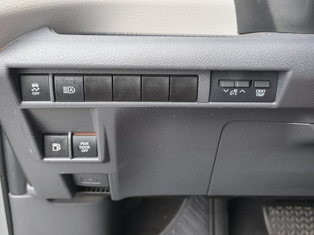 Used 2022 Toyota Sienna XLE FWD image 28