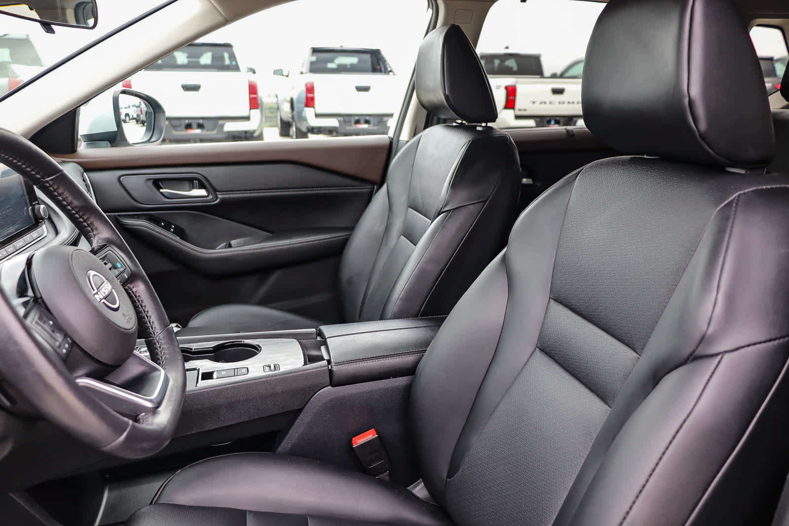 Used 2023 Nissan Rogue SV w/ SV Premium B Package FWD image 17