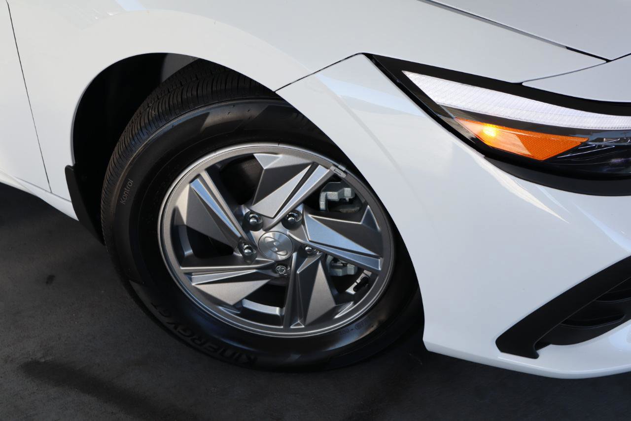 Used 2025 Hyundai Elantra SE image 3