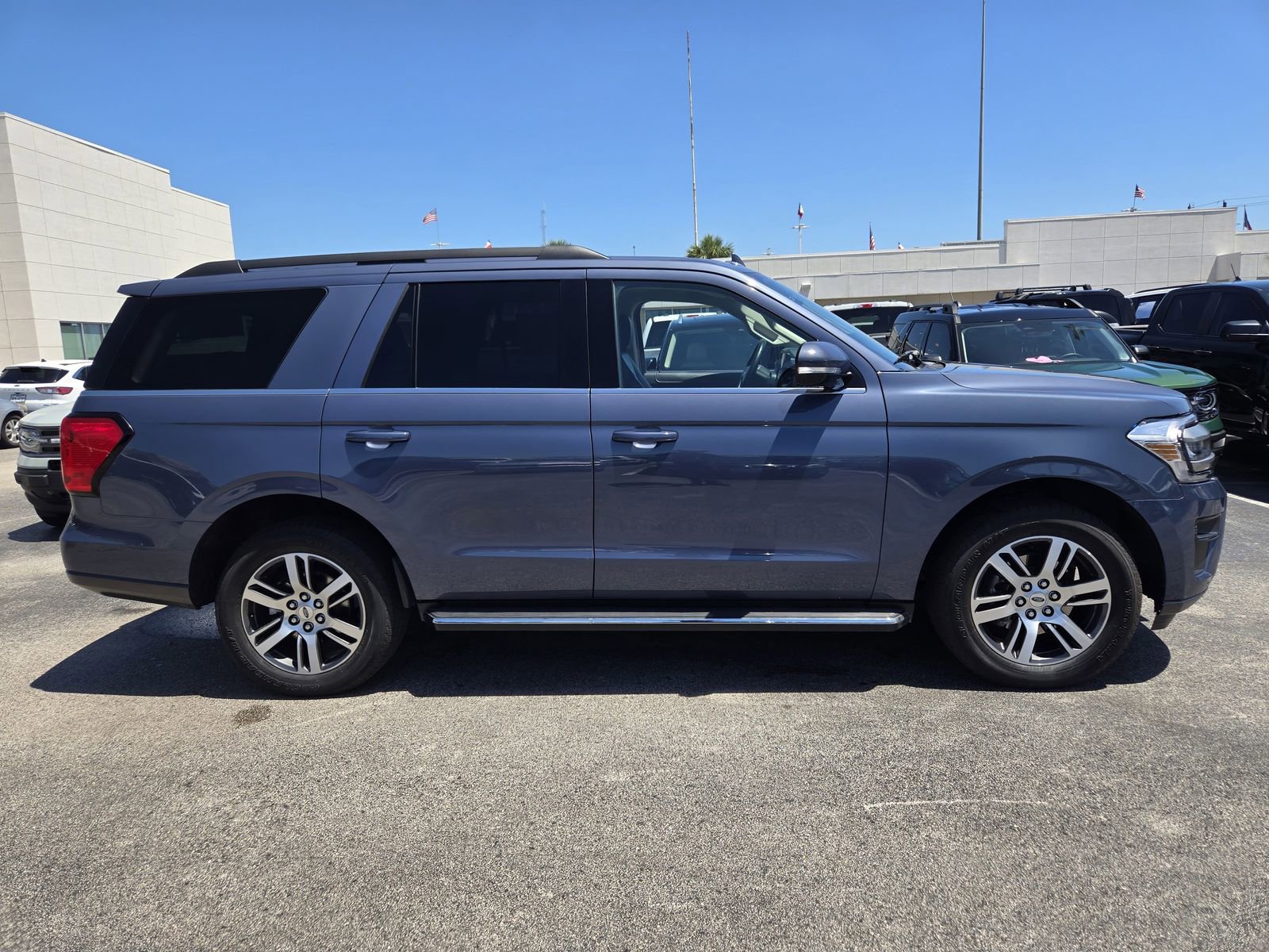 Used 2023 Ford Expedition XLT RWD image 4