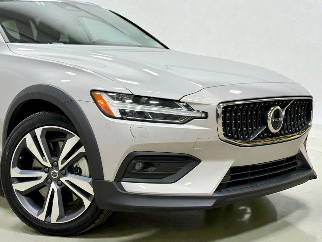 Used 2025 Volvo V60 B5 Cross Country Plus image 4