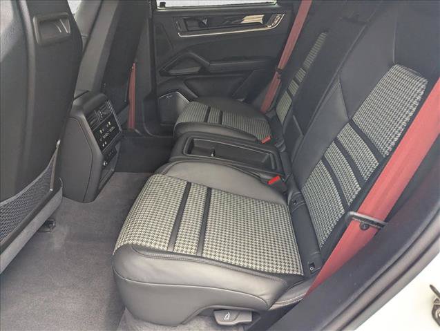 Used 2024 Porsche Cayenne Turbo AWD/4WD image 17