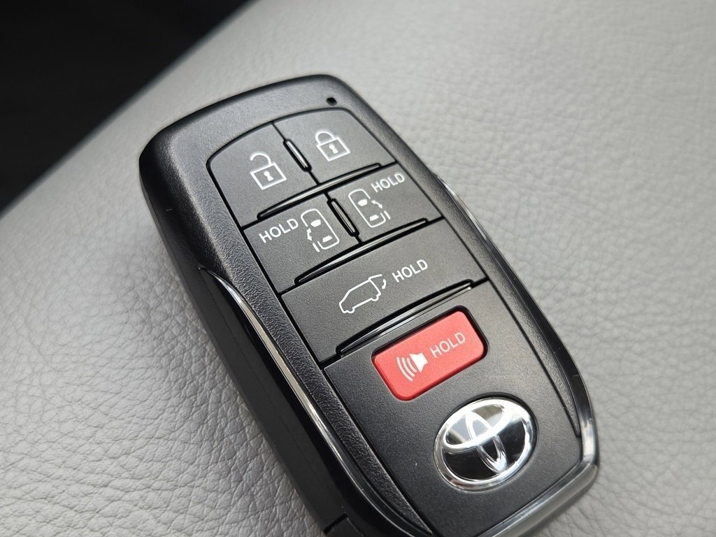 New 2026 Toyota Sienna XLE image 34