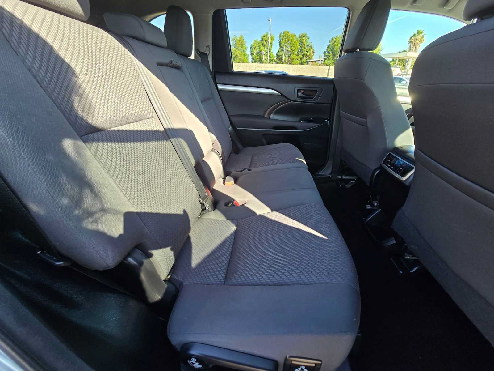 Used 2017 Toyota Highlander LE AWD/4WD image 12