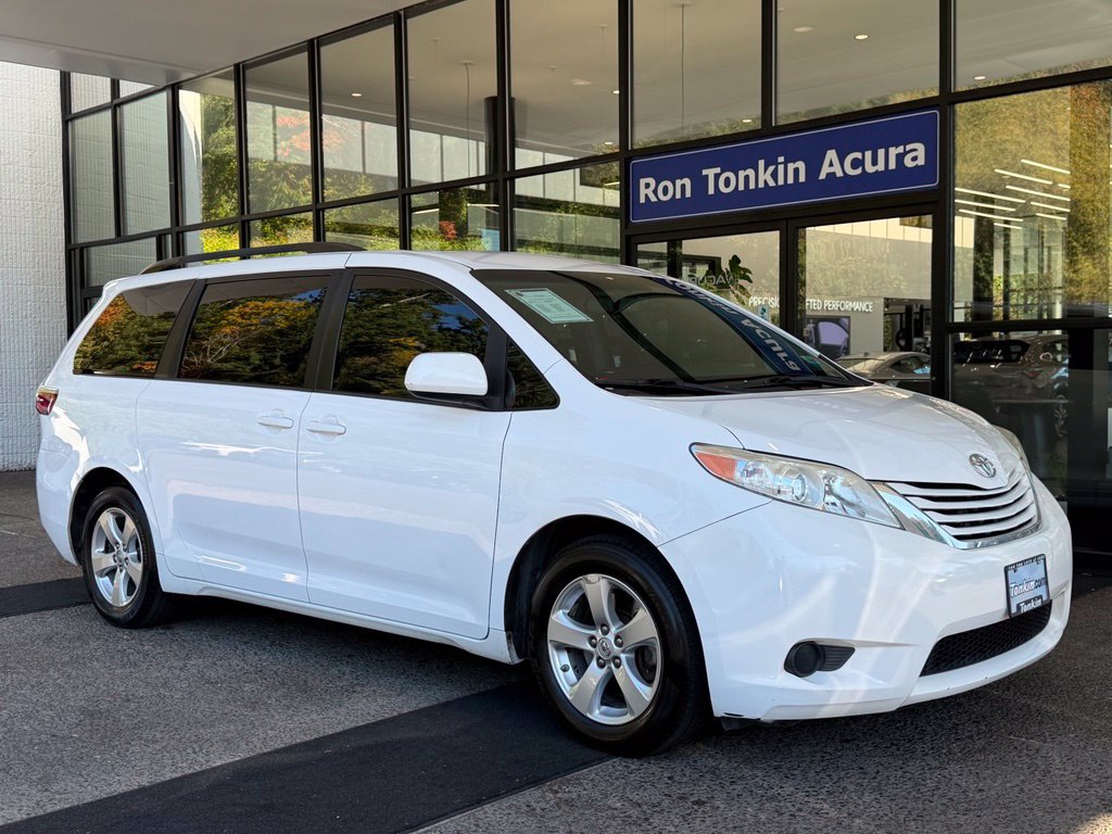 Used 2017 Toyota Sienna LE FWD image 2