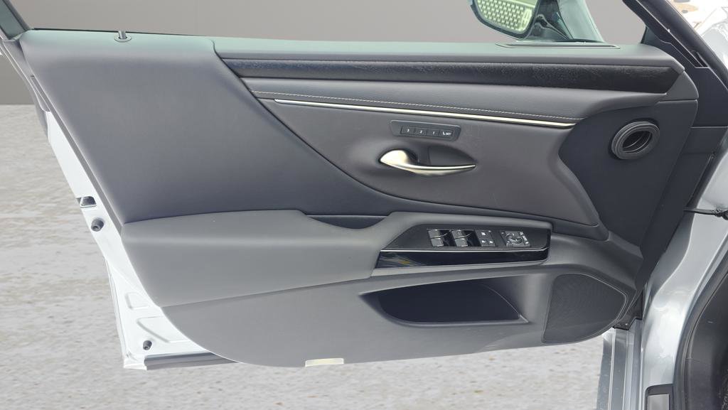 Certified 2023 Lexus ES 350 w/ Premium Package image 9