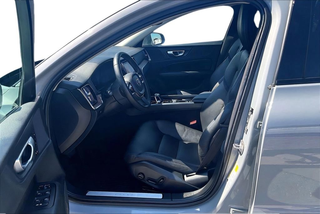Used 2024 Volvo V60 B5 Cross Country Plus image 22