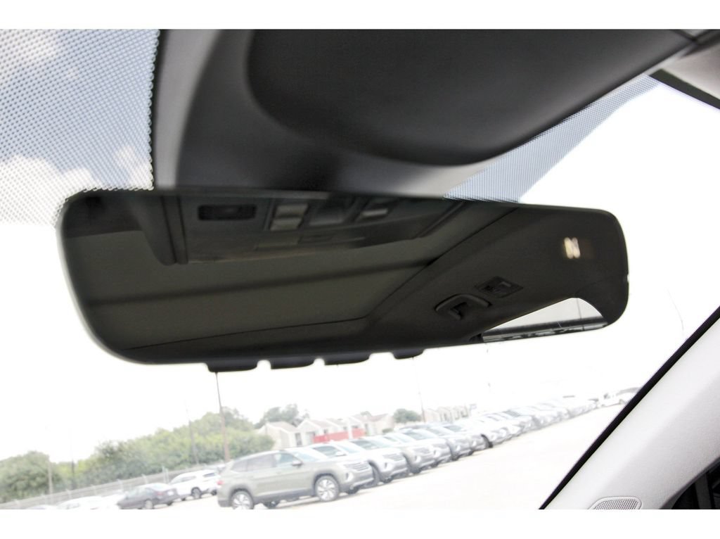 Used 2024 Volkswagen Taos SE w/ Panoramic Sunroof Package FWD image 25
