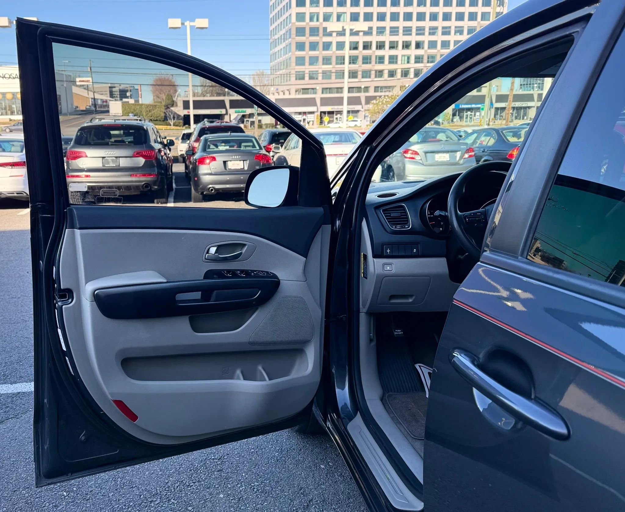 Used 2015 Kia Sedona LX w/ LX Convenience Package image 9