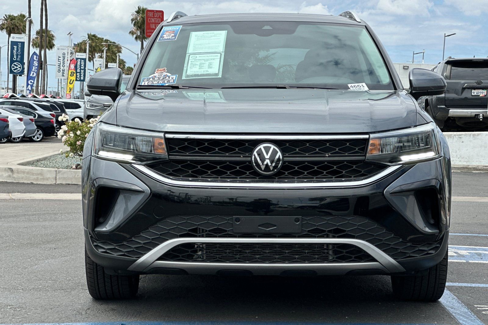 Used 2023 Volkswagen Taos SE w/ Panoramic Sunroof Package FWD image 9