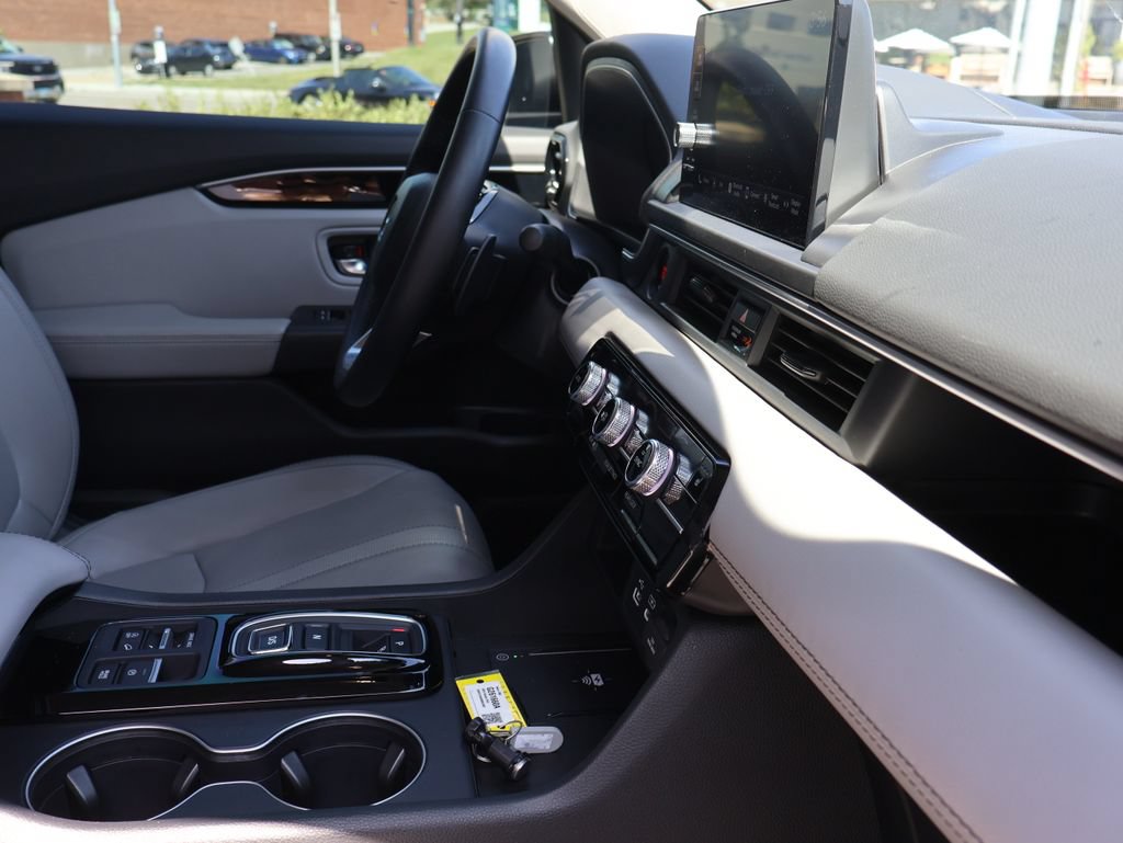 Used 2025 Honda Pilot EX-L image 9