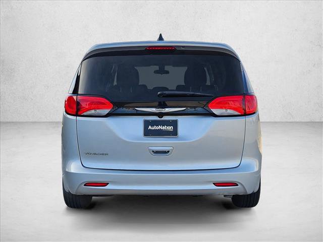 Used 2022 Chrysler Voyager LX image 7