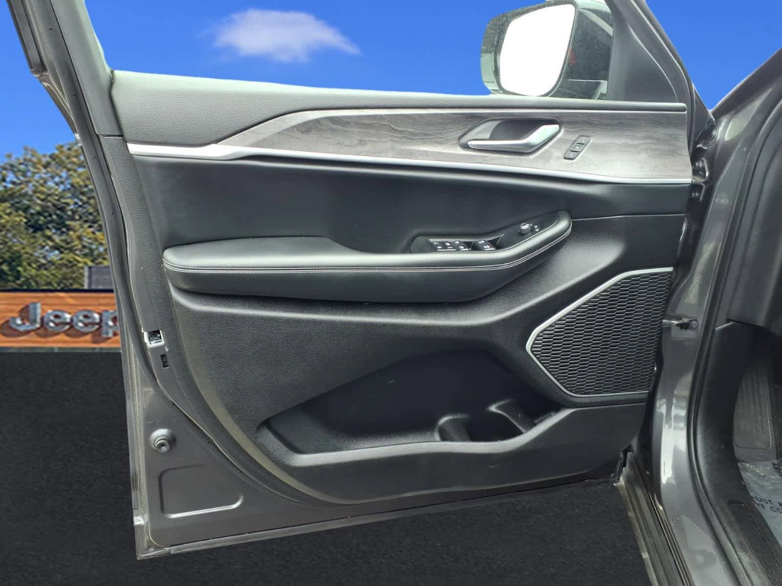 Used 2022 Jeep Grand Cherokee L Limited AWD/4WD image 16