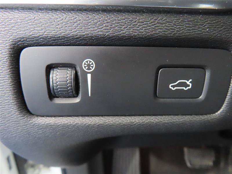 Used 2020 Volvo XC60 T6 Momentum w/ Protection Package Premier AWD/4WD image 19
