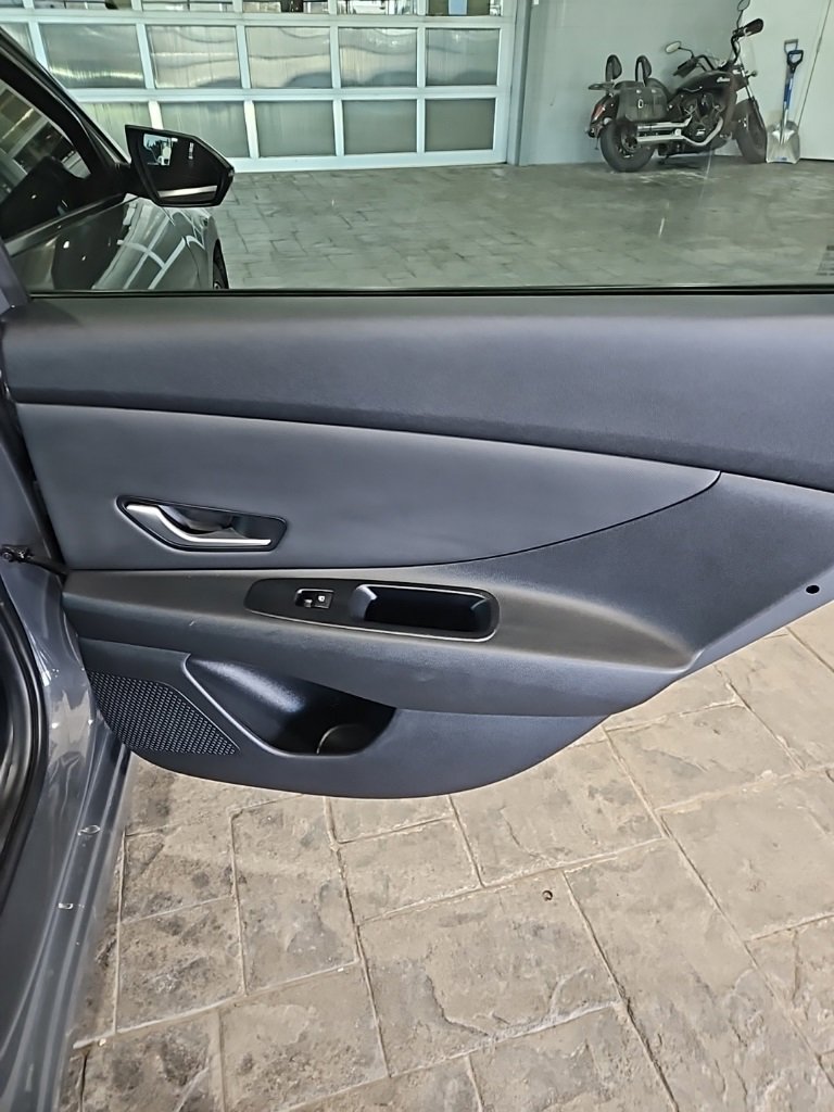 Used 2023 Hyundai Elantra Limited image 15