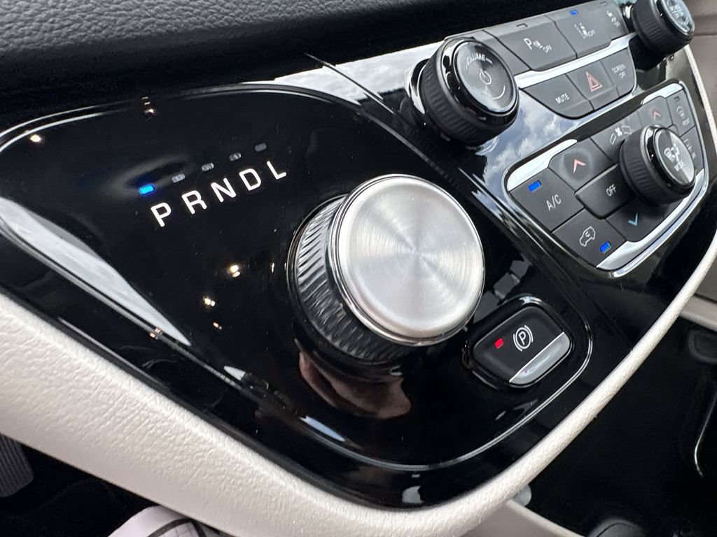 Used 2024 Chrysler Pacifica Touring-L FWD image 25