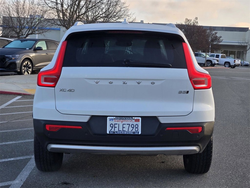 Used 2023 Volvo XC40 B5 Plus image 5