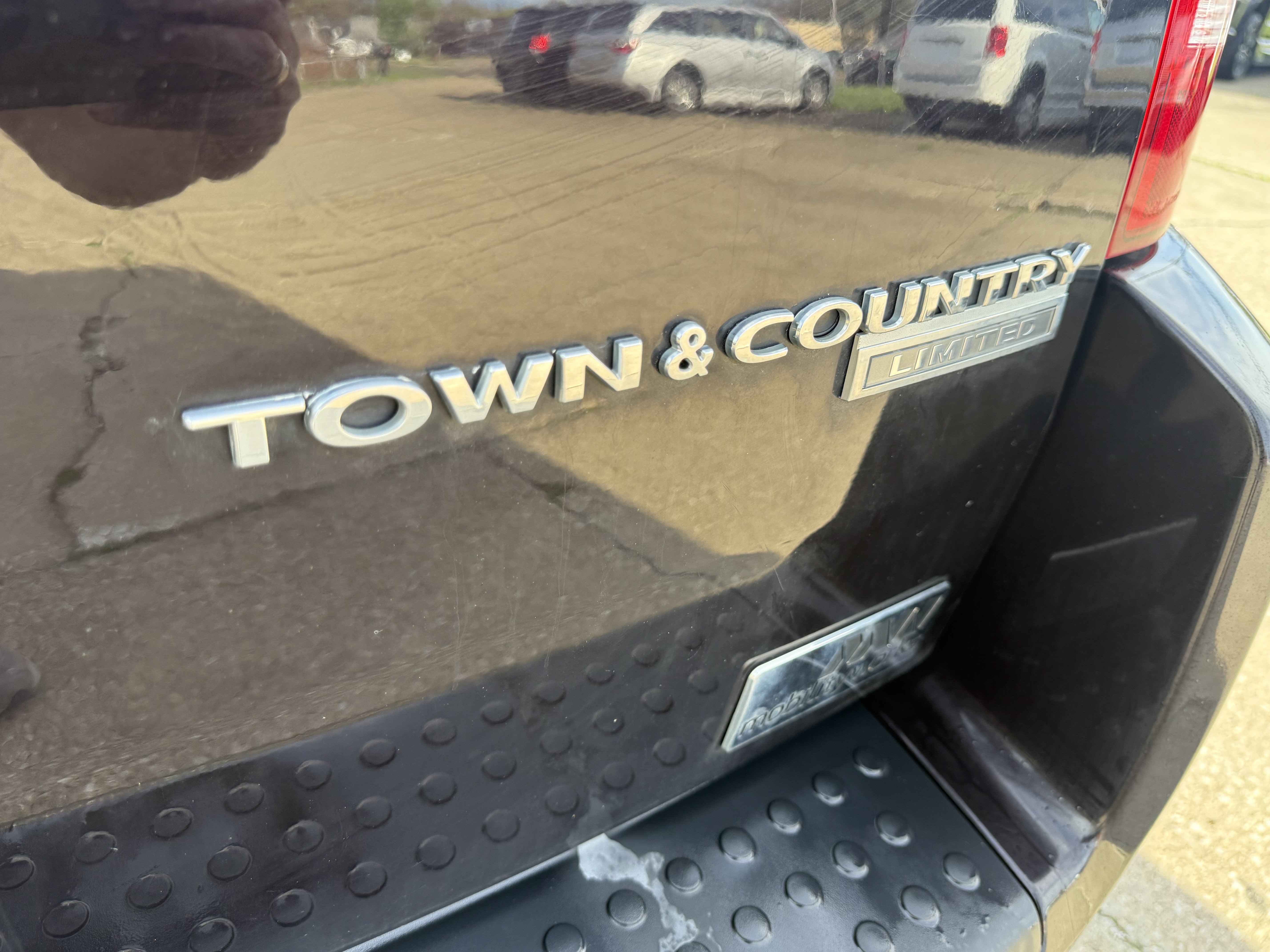Used 2010 Chrysler Town & Country Limited FWD image 11