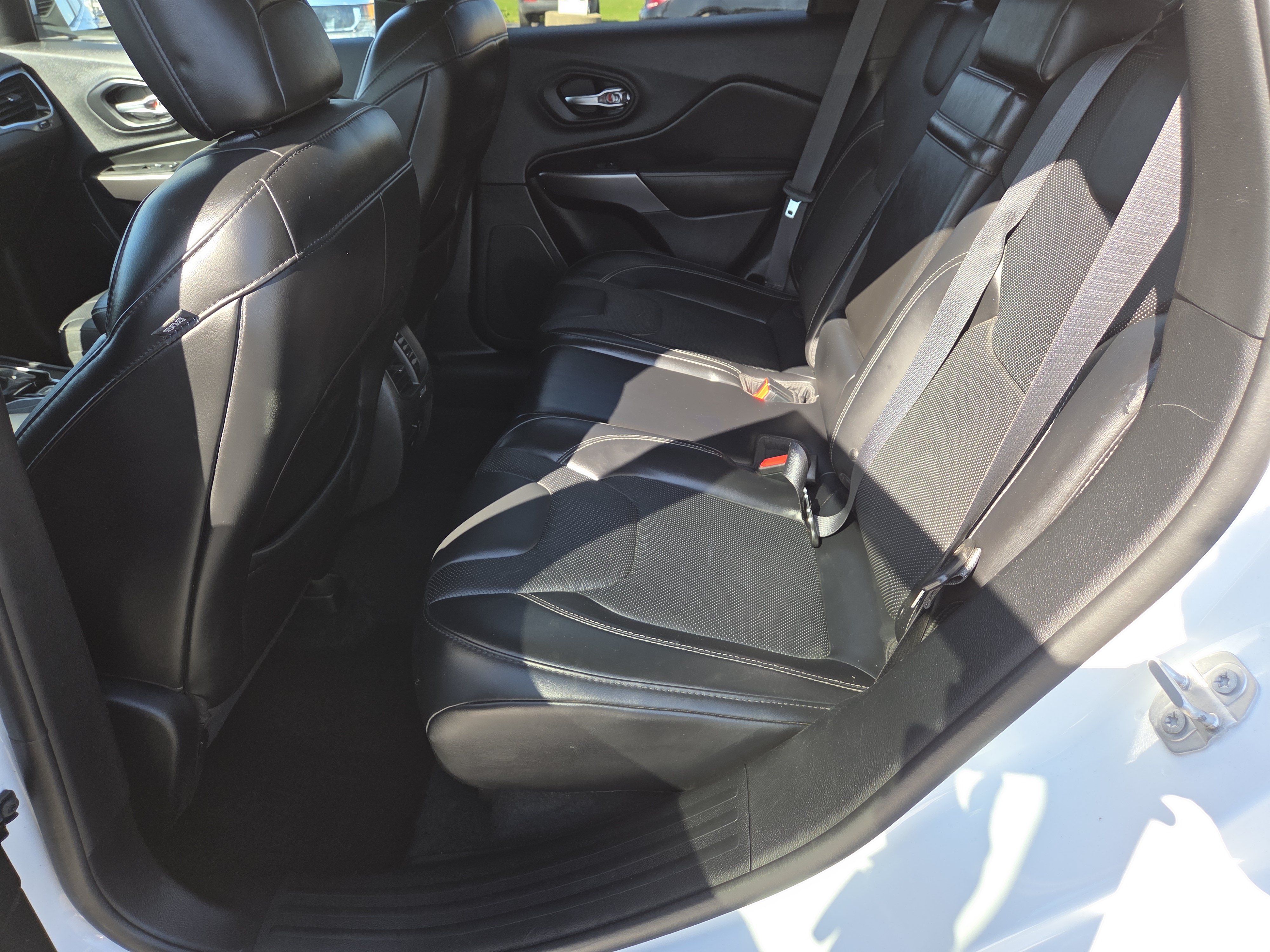 Used 2019 Jeep Cherokee Limited AWD/4WD image 14
