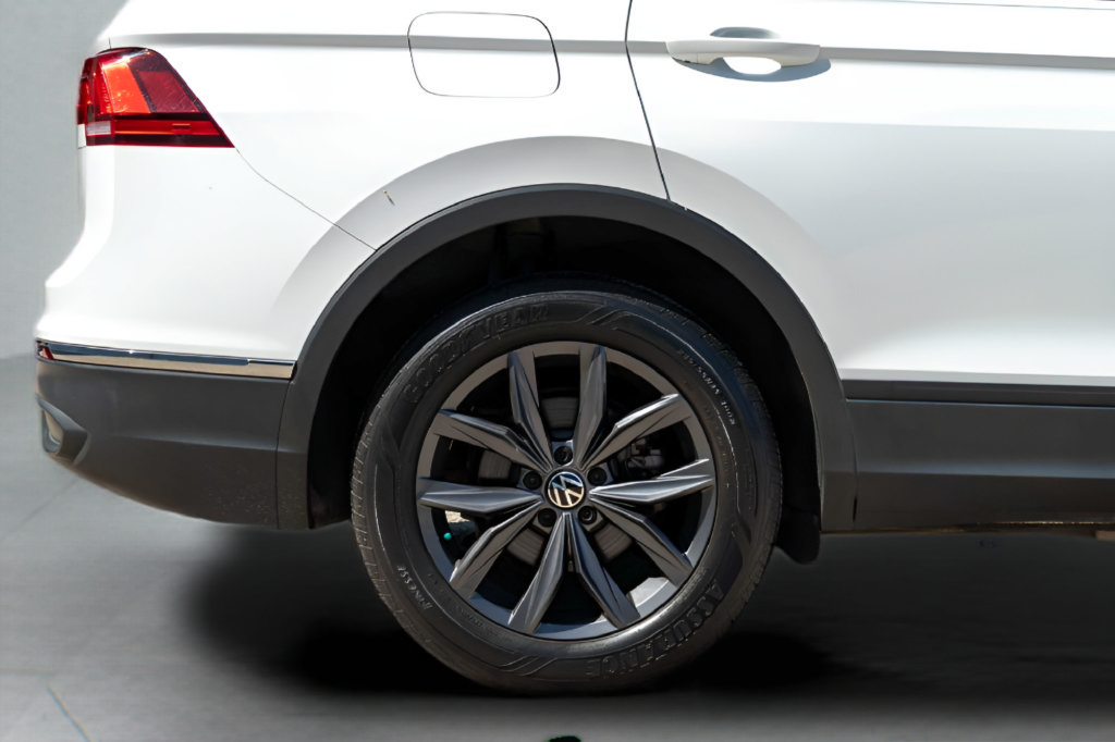 Used 2022 Volkswagen Tiguan SE w/ Panoramic Sunroof Package FWD image 5